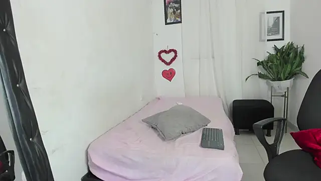 Snapshot of sweet_rose72 chatting on 03/31/26, 10:32 sweet rose72 online show from 03/31/26, 10:32
