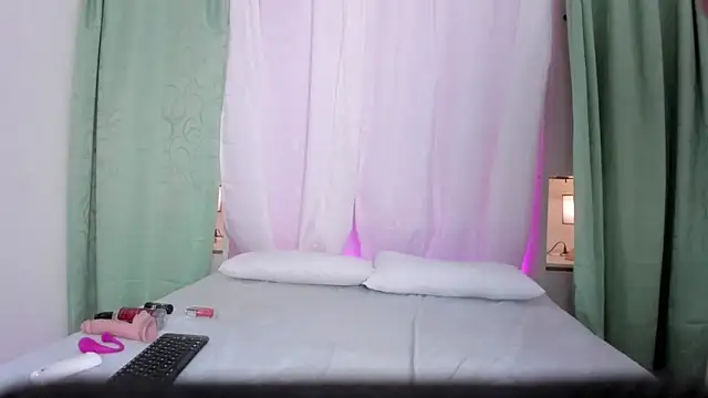 Snapshot of TessaLowe chatting on 03/25/26, 02:45 TessaLowe online show from 03/25/26, 02:45