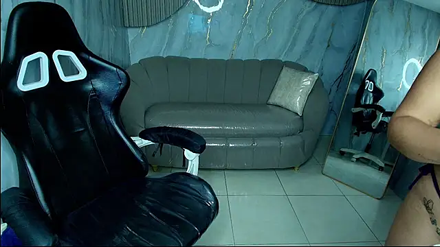 Snapshot of luna__r_ chatting on 05/23/26, 08:24 luna r online show from 05/23/26, 08:24