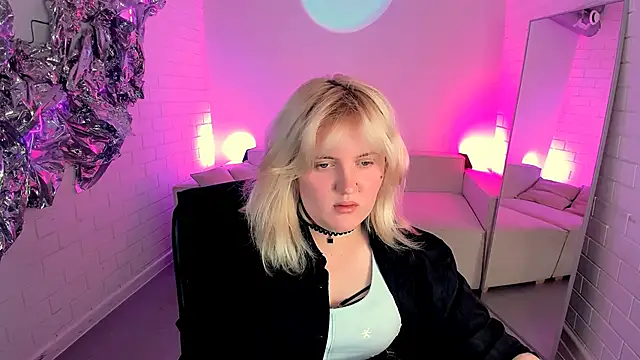 Snapshot of KathyBriggs chatting on 06/17/26, 05:10 KathyBriggs online show from 06/17/26, 05:10