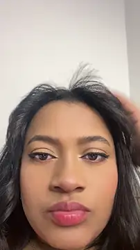 Snapshot of Saraa_M chatting on 05/27/26, 02:03 Saraa M online show from 05/27/26, 02:03