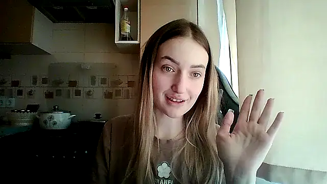 Snapshot of KariLindsey chatting on 04/13/26, 10:21 KariLindsey online show from 04/13/26, 10:21