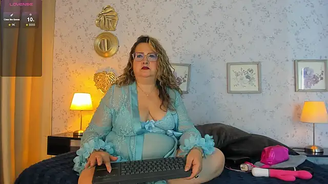 Martinacurvy  online show from 06/05/26, 10:43