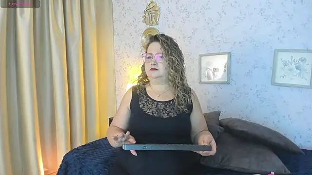 Martinacurvy  online show from 06/19/26, 10:08