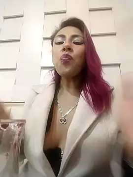 Snapshot of tatianabelli chatting on 05/04/26, 06:04 tatianabelli online show from 05/04/26, 06:04