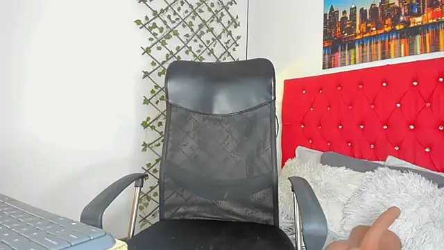 Snapshot of emily__dee chatting on 04/21/26, 01:06 emily dee online show from 04/21/26, 01:06