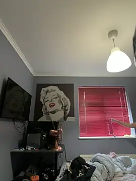 LolaSkyee online show from 06/05/26, 06:52