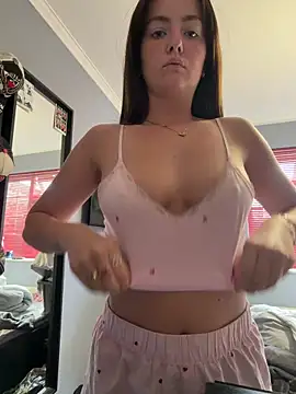 LolaSkyee online show from 06/10/26, 06:23