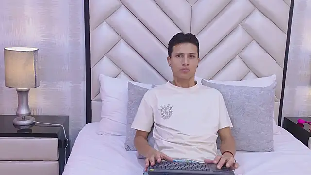 ChloeAndJeanPaul online show from 05/02/26, 02:27