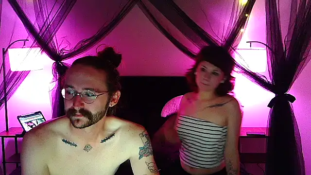 Snapshot of Rose_n_Hippie chatting on 03/28/26, 12:54 Rose n Hippie online show from 03/28/26, 12:54