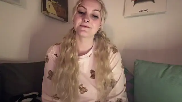 Snapshot of LoveAliceXXX chatting on 04/11/26, 06:56 LoveAliceXXX online show from 04/11/26, 06:56