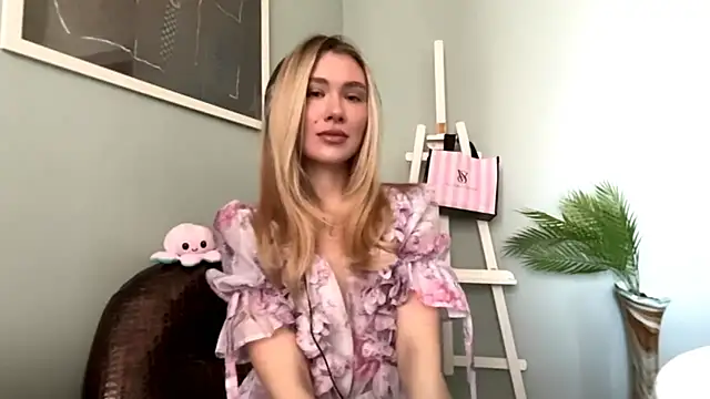 Snapshot of Alicesuperstar chatting on 03/31/26, 07:31 Alicesuperstar online show from 03/31/26, 07:31