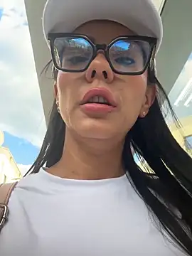Snapshot of SofiParma chatting on 06/17/26, 10:10 SofiParma online show from 06/17/26, 10:10