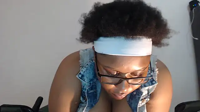 Snapshot of xxZoeyx chatting on 02/04/25, 12:22 xxZoeyx online show from 02/04/25, 12:22