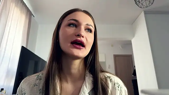 HallieHollo online show from 04/04/26, 06:11