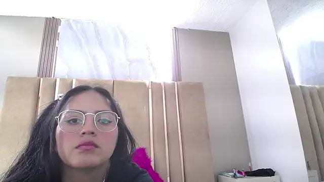 Snapshot of roxxyblack01 chatting on 05/24/26, 11:32 roxxyblack01 online show from 05/24/26, 11:32