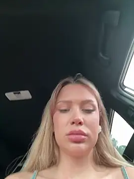 Snapshot of Girl-Mia chatting on 04/09/26, 04:12 Girl-Mia online show from 04/09/26, 04:12