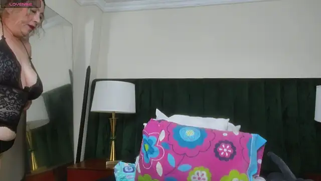 Snapshot of RoxanneSquirt chatting on 05/16/26, 12:29 RoxanneSquirt online show from 05/16/26, 12:29