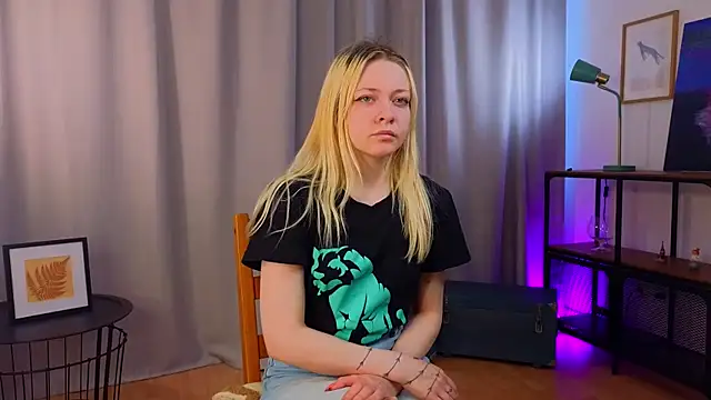 Snapshot of OliviaCaffery chatting on 04/08/26, 12:27 OliviaCaffery online show from 04/08/26, 12:27