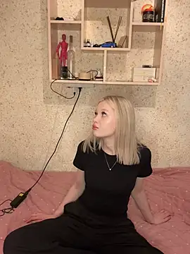 Snapshot of Velunari_ chatting on 04/08/26, 02:28 Velunari online show from 04/08/26, 02:28