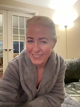 Laylaskyexx online show from 04/15/26, 04:41