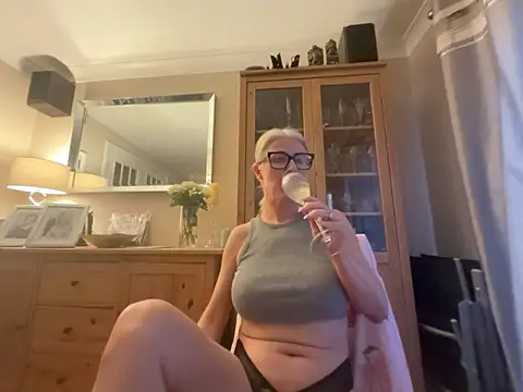 Laylaskyexx online show from 06/15/26, 08:33