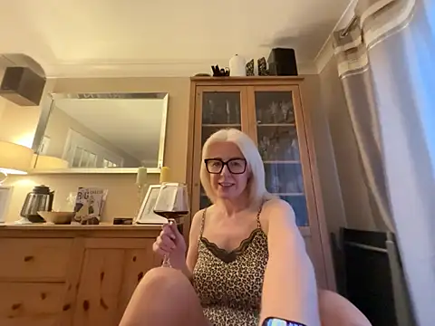 Laylaskyexx online show from 06/24/26, 09:03
