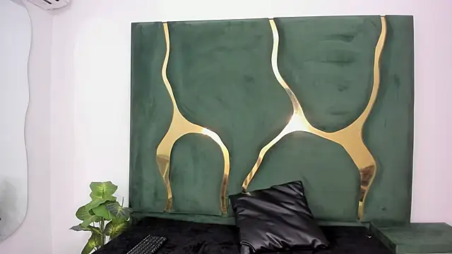 Daphne cuteht online show from 05/01/26, 09:08