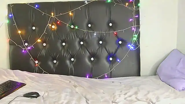 SlipperyLipsX online show from 04/12/26, 07:57