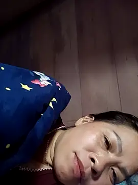 Snapshot of -Luni- chatting on 07/17/26, 01:40 -Luni- online show from 07/17/26, 01:40