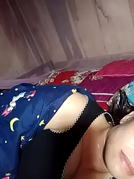 Snapshot of -Luni- chatting on 07/19/26, 04:11 -Luni- online show from 07/19/26, 04:11