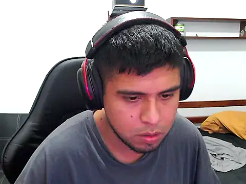 Snapshot of axellrz_ chatting on 04/04/26, 11:35 axellrz online show from 04/04/26, 11:35