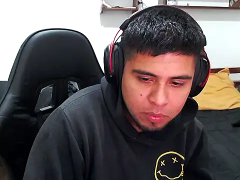 Snapshot of axellrz_ chatting on 04/06/26, 02:31 axellrz online show from 04/06/26, 02:31