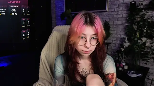 Snapshot of Alice_Nyx chatting on 06/16/26, 08:33 Alice Nyx online show from 06/16/26, 08:33