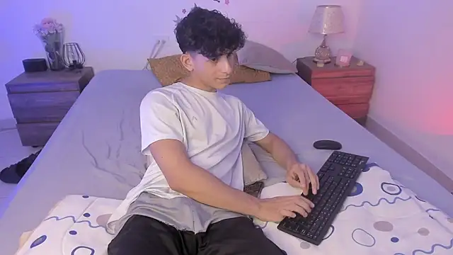 Snapshot of Alazbel8 chatting on 05/31/26, 06:09 Alazbel8 online show from 05/31/26, 06:09