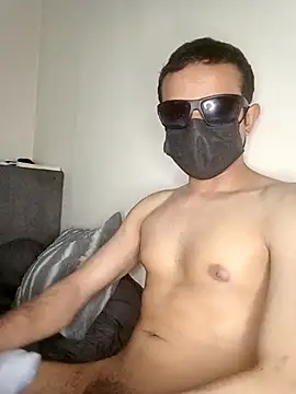 LuisLatinboyy online show from 04/05/26, 08:39