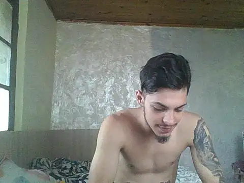 Snapshot of robertmrn112 chatting on 05/17/26, 02:35 robertmrn112 online show from 05/17/26, 02:35