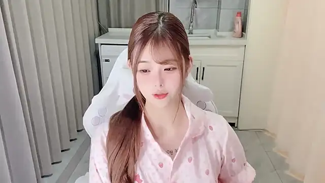 Snapshot of xiaoyugan_cute chatting on 06/18/26, 03:27 xiaoyugan cute online show from 06/18/26, 03:27