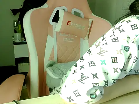 lucienguyen online show from 05/18/26, 06:03
