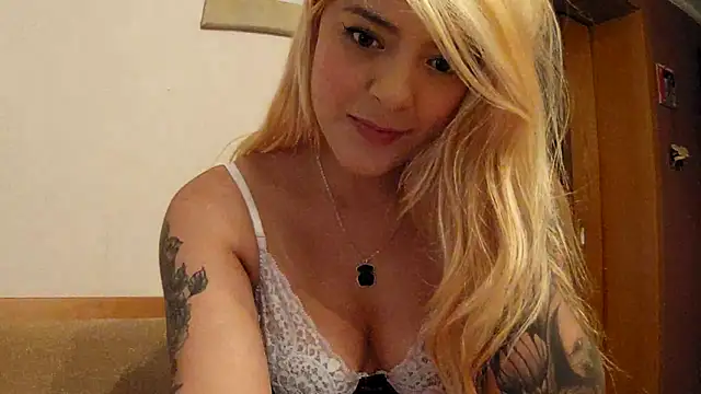 Snapshot of SilvyDiamond chatting on 05/11/26, 04:04 SilvyDiamond online show from 05/11/26, 04:04