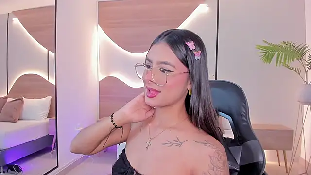 Snapshot of dulce_glow_ chatting on 04/25/26, 02:47 dulce glow online show from 04/25/26, 02:47