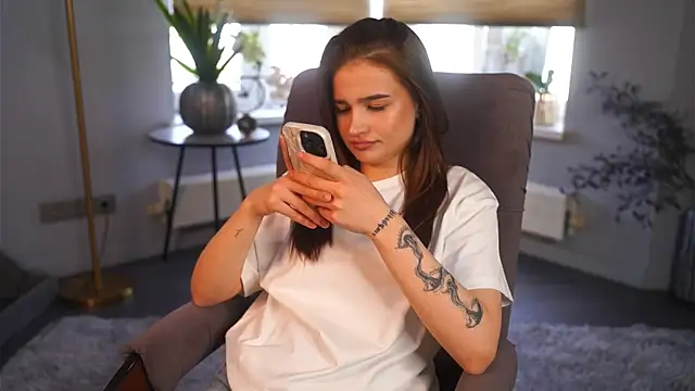 Snapshot of LourieLinsey chatting on 04/08/26, 12:27 LourieLinsey online show from 04/08/26, 12:27