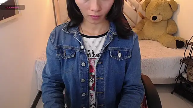 Snapshot of ahmy_ chatting on 05/19/26, 01:56 ahmy online show from 05/19/26, 01:56