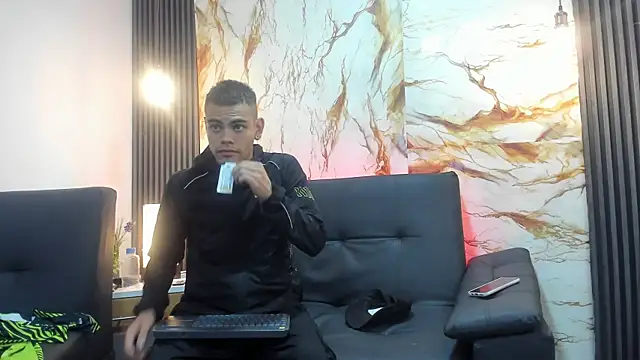 Snapshot of RomeoBoselli__ chatting on 05/15/26, 11:01 RomeoBoselli online show from 05/15/26, 11:01