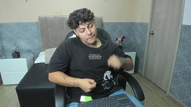 Snapshot of DAMON_SALVATTORE chatting on 04/10/26, 03:34 DAMON SALVATTORE online show from 04/10/26, 03:34