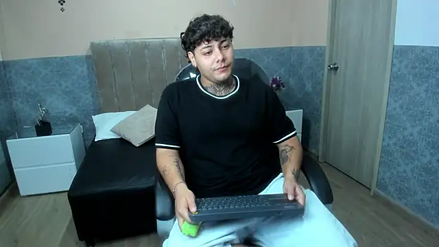 Snapshot of DAMON_SALVATTORE chatting on 04/14/26, 03:34 DAMON SALVATTORE online show from 04/14/26, 03:34