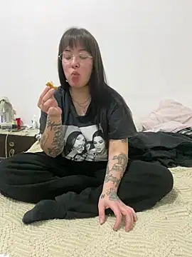 Snapshot of cherryxxox chatting on 05/11/26, 02:17 cherryxxox online show from 05/11/26, 02:17