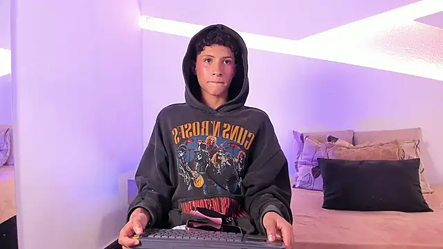 Velvet An online show from 05/06/26, 05:14