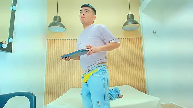 Snapshot of THIAM_KELLER1 chatting on 04/08/26, 11:37 THIAM KELLER1 online show from 04/08/26, 11:37