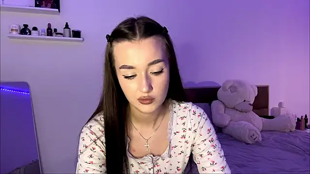 Snapshot of SophieLaine chatting on 06/17/26, 04:19 SophieLaine online show from 06/17/26, 04:19